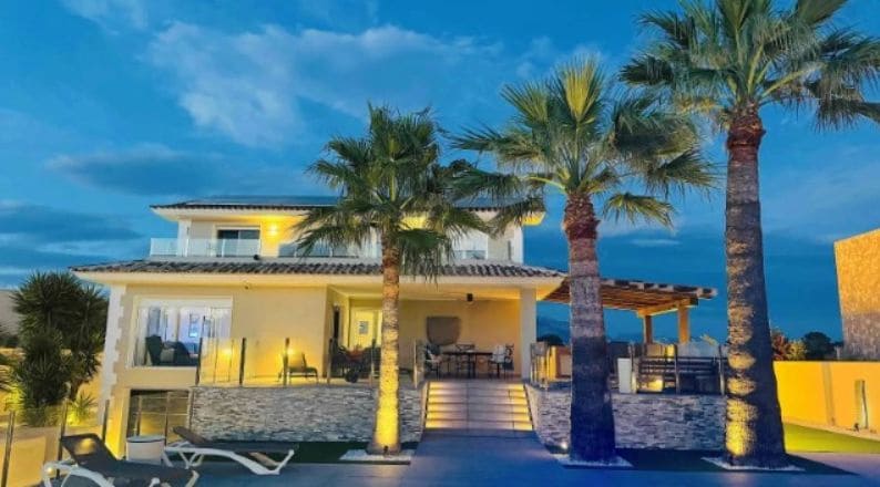 4 soverom Villa til salgs i Alfaz del Pi / L'Alfas del Pi med svømmebasseng garasje - € 1 195 000 (Ref: 9454640)