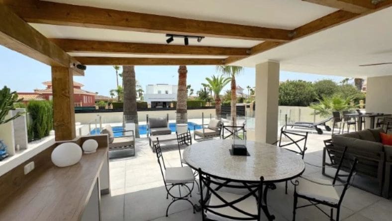 4 soverom Villa til salgs i Alfaz del Pi / L'Alfas del Pi med svømmebasseng garasje - € 1 195 000 (Ref: 9454640)