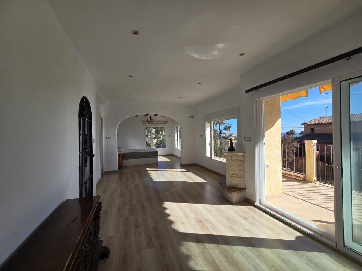 2 bedroom Villa for sale in El Campello with garage - € 570,000 (Ref: 9454664)