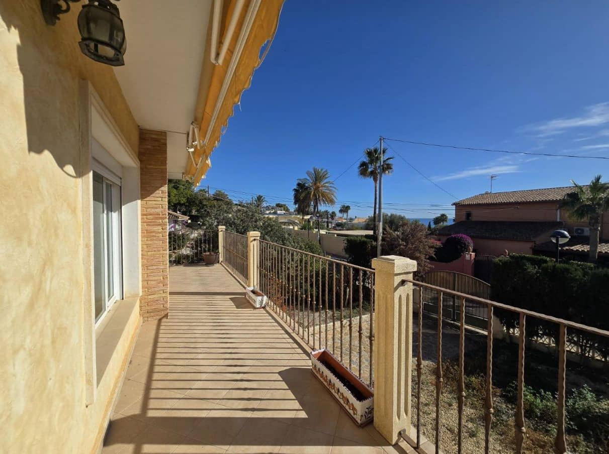 2 bedroom Villa for sale in El Campello with garage - € 570,000 (Ref: 9454664)