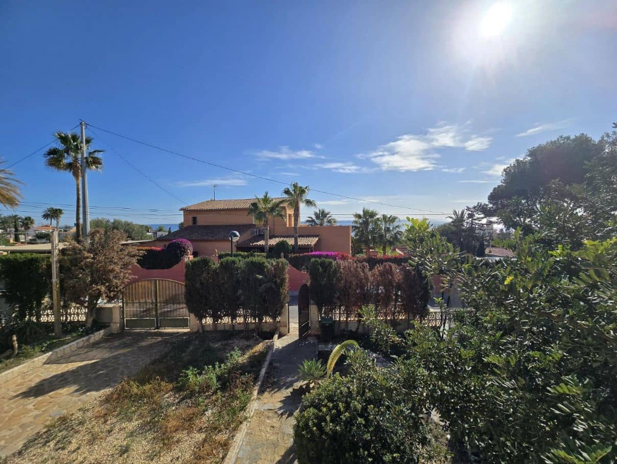 2 bedroom Villa for sale in El Campello with garage - € 570,000 (Ref: 9454664)