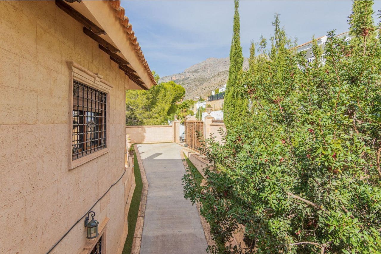 4 bedroom Villa for sale in Altea with pool garage - € 640,000 (Ref: 9454672)