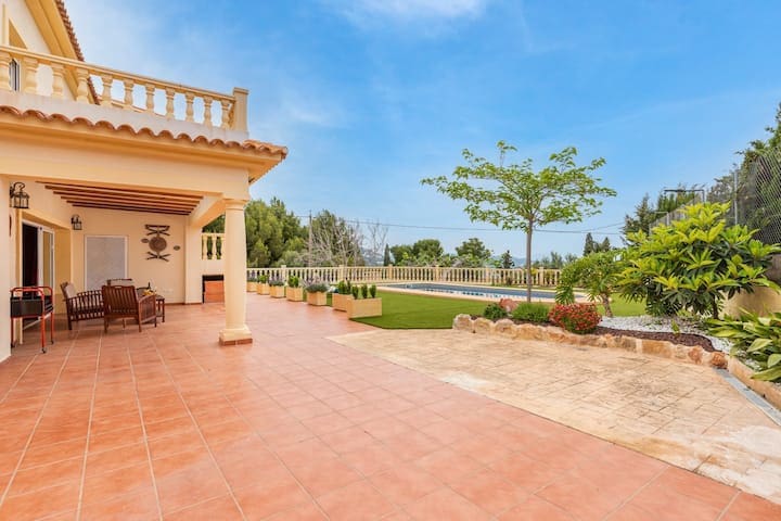 6 bedroom Villa for sale in Calpe / Calp with pool garage - € 1,200,000 (Ref: 9457885)