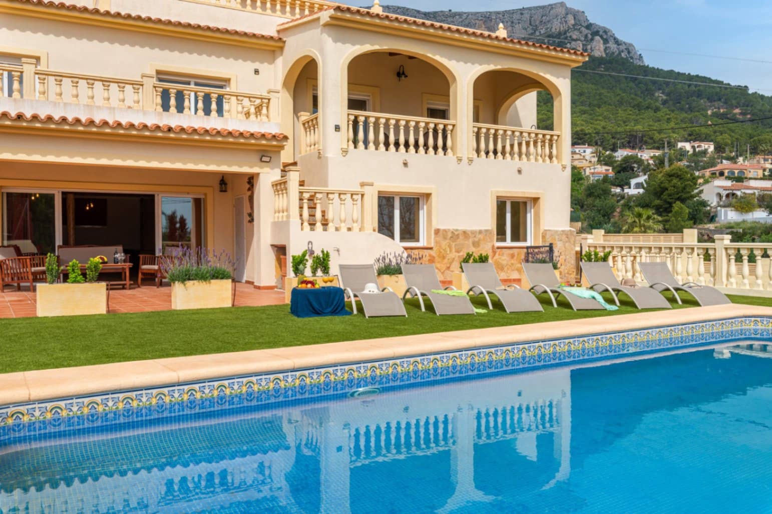 6 bedroom Villa for sale in Calpe / Calp with pool garage - € 1,200,000 (Ref: 9457885)