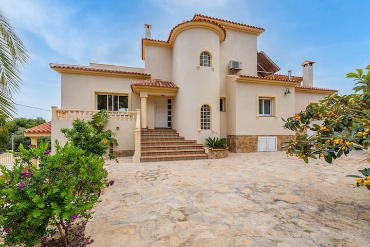 6 bedroom Villa for sale in Calpe / Calp with pool garage - € 1,200,000 (Ref: 9457885)