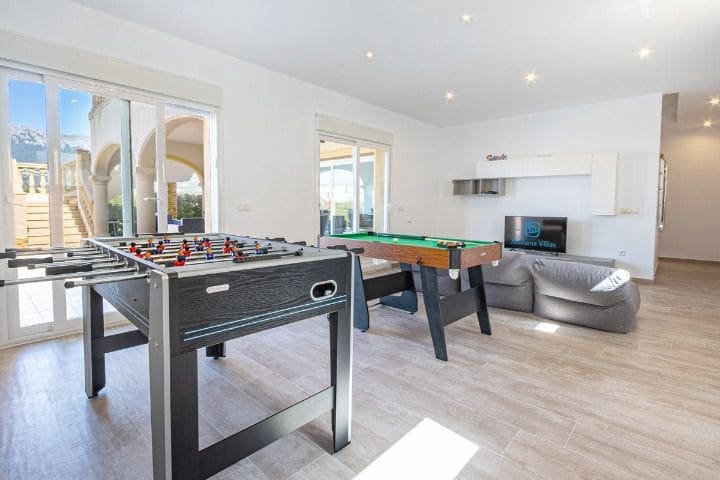 4 bedroom Villa for sale in Calpe / Calp with pool garage - € 950,000 (Ref: 9457913)