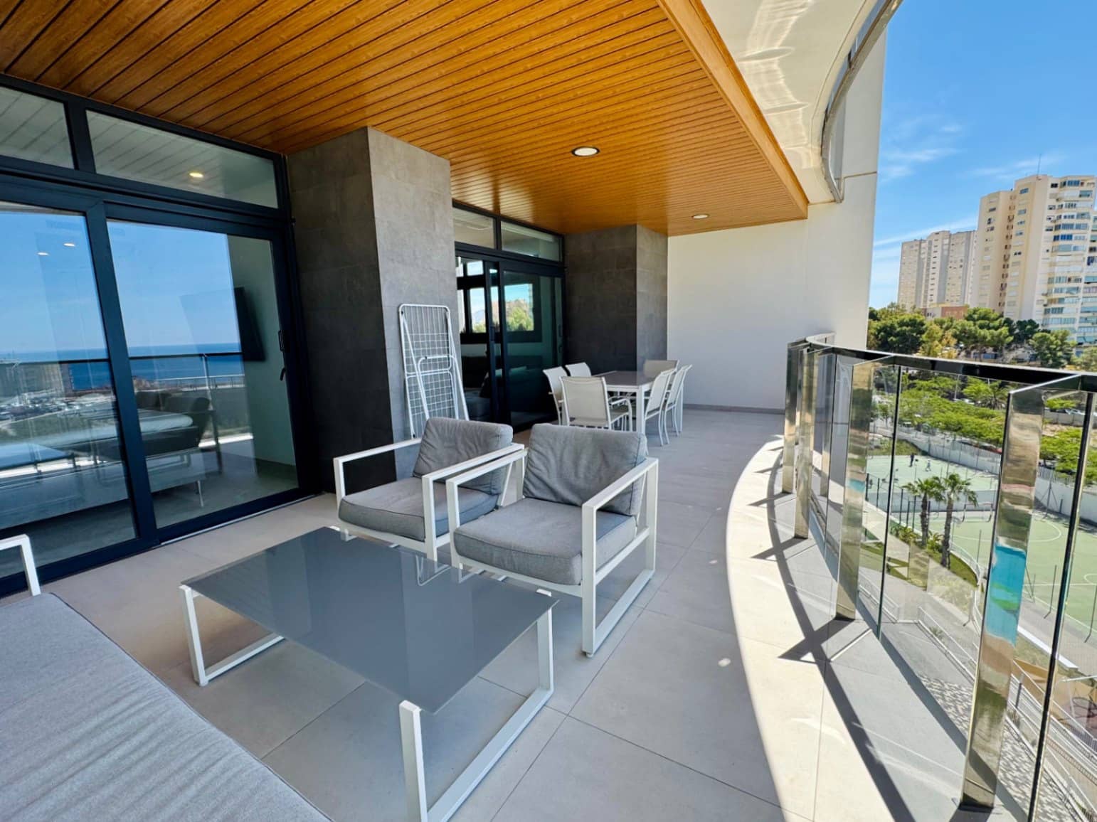 3 bedroom Apartment for sale in Benidorm with pool garage - € 679,000 (Ref: 9458157)