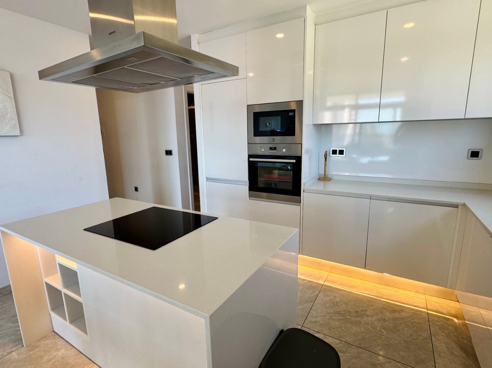 3 bedroom Apartment for sale in Benidorm with pool garage - € 679,000 (Ref: 9458157)