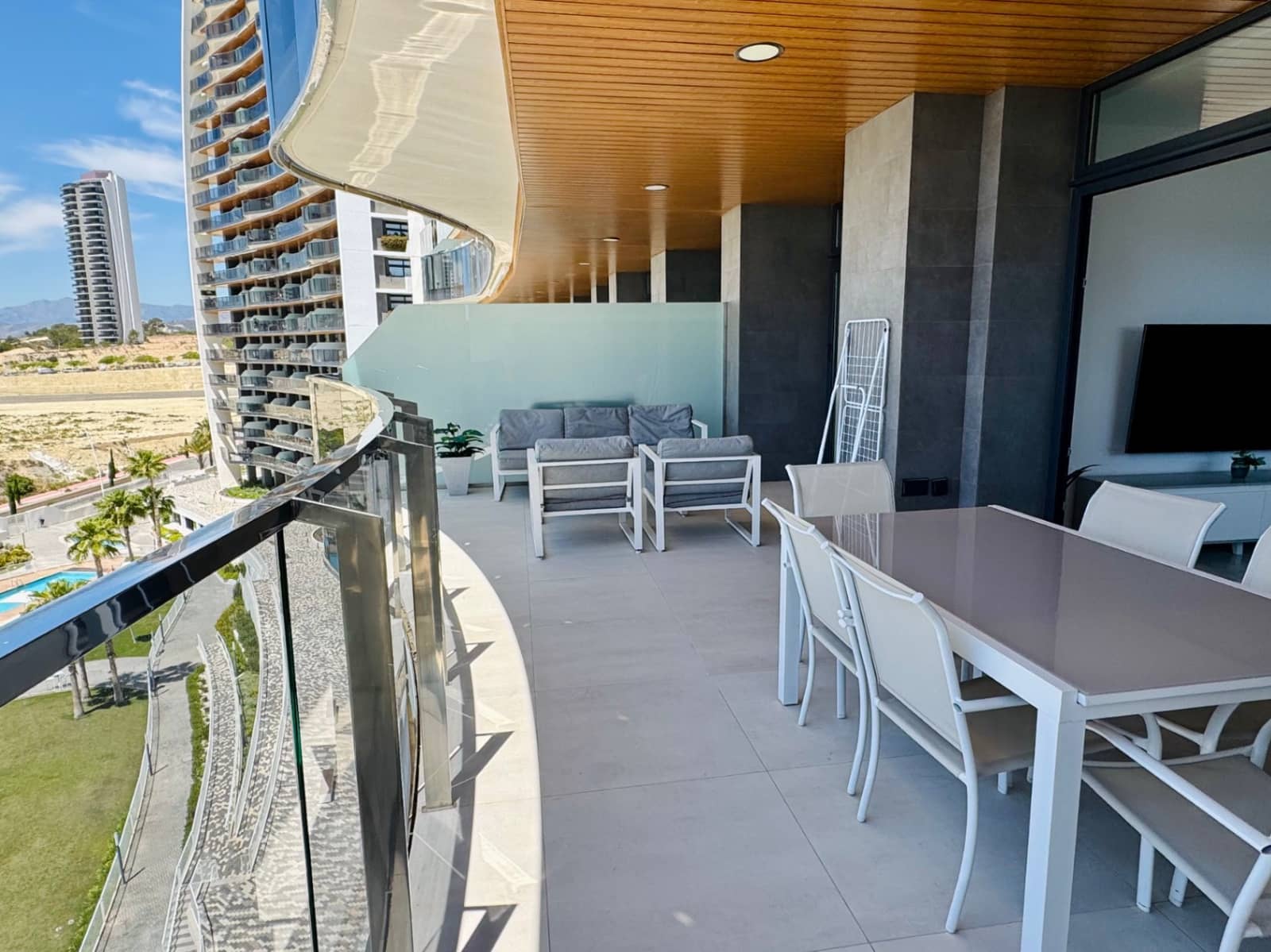 3 bedroom Apartment for sale in Benidorm with pool garage - € 679,000 (Ref: 9458157)