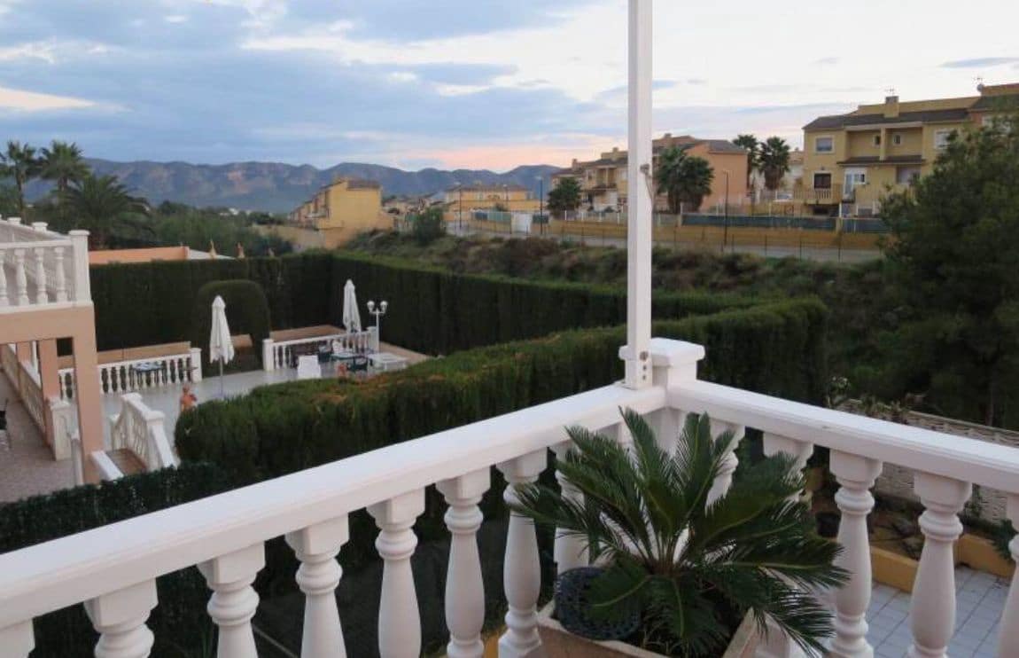 Chalet de 8 habitaciones en La Nucia en venta con piscina - 550.000 € (Ref: 9458258)