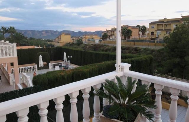 Chalet de 8 habitaciones en La Nucia en venta con piscina - 550.000 € (Ref: 9458258)