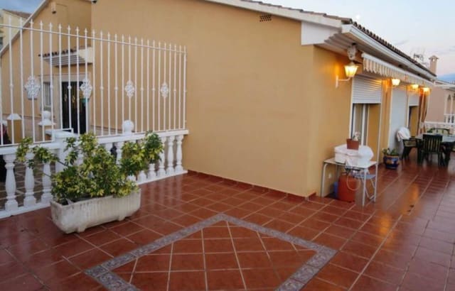 Chalet de 8 habitaciones en La Nucia en venta con piscina - 550.000 € (Ref: 9458258)