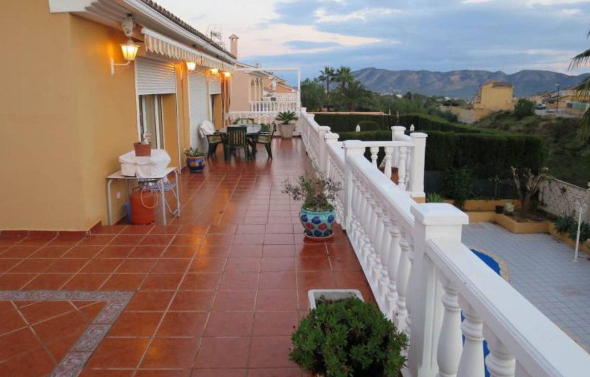 Chalet de 8 habitaciones en La Nucia en venta con piscina - 550.000 € (Ref: 9458258)