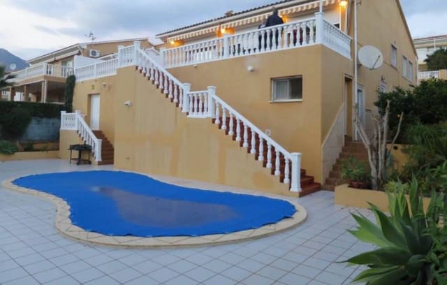 Chalet de 8 habitaciones en La Nucia en venta con piscina - 550.000 € (Ref: 9458258)