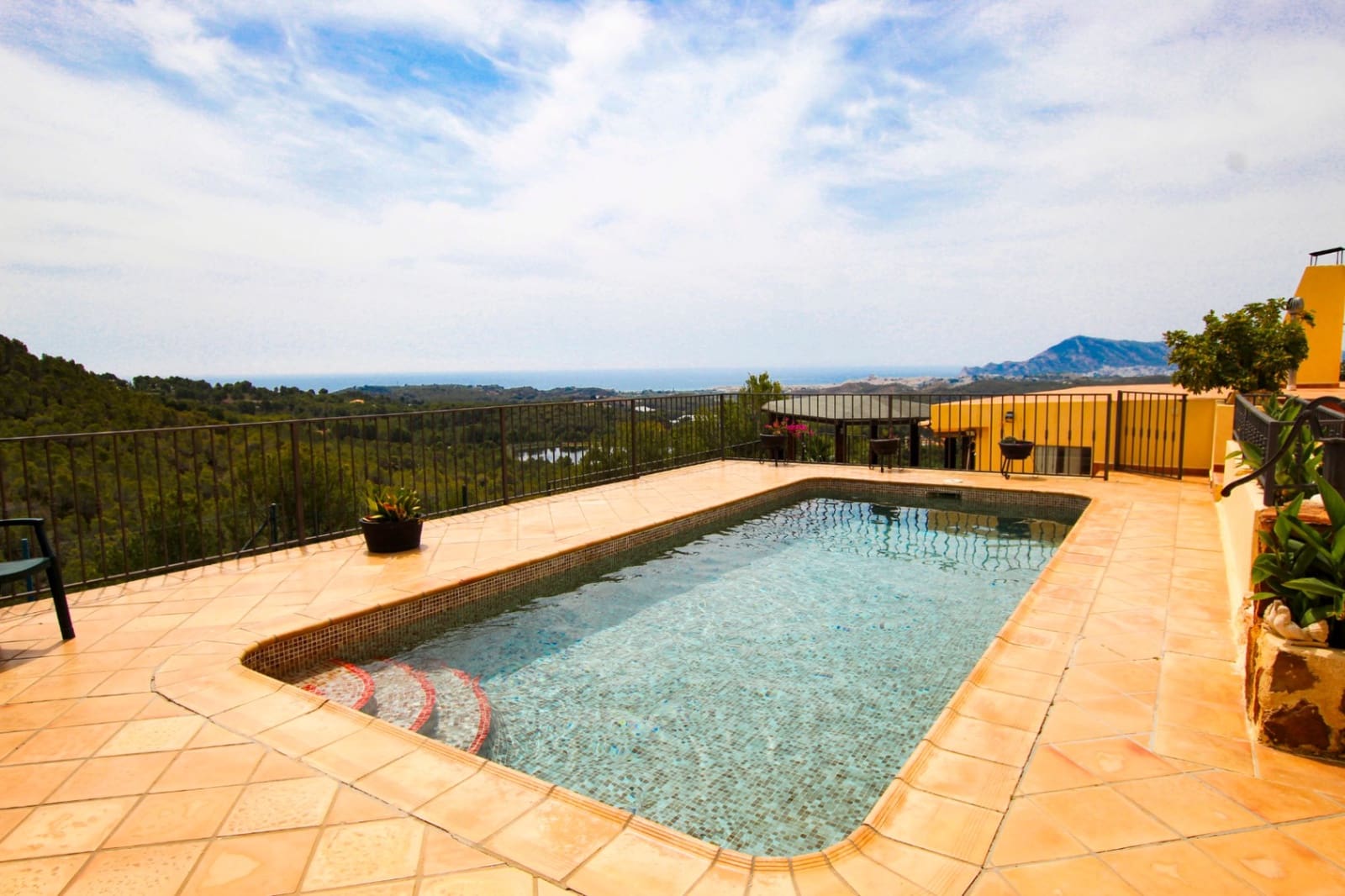 4 bedroom Villa for sale in Altea with pool garage - € 590,000 (Ref: 9458351)