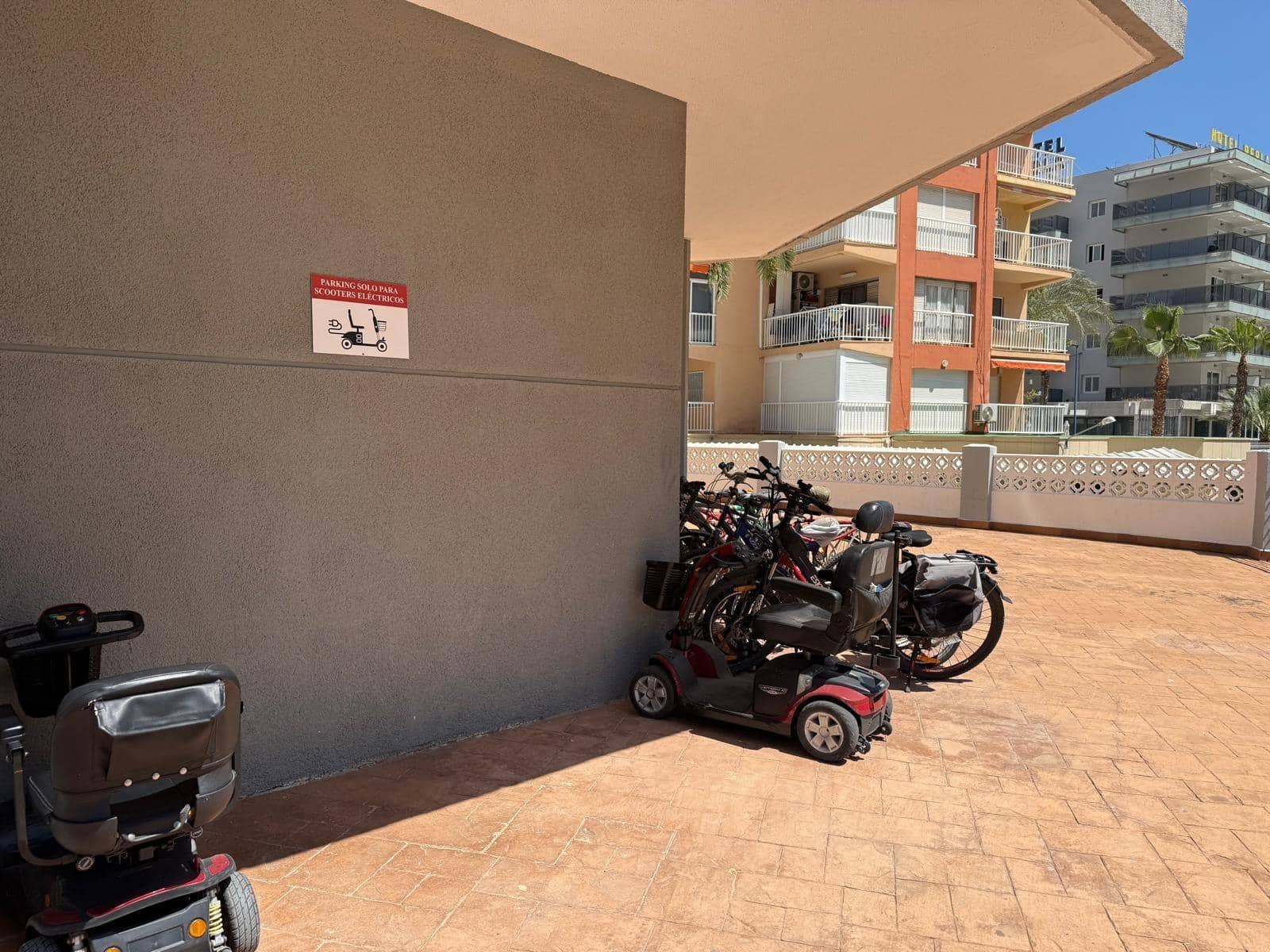 2 bedroom Apartment for sale in Benidorm with pool garage - € 370,000 (Ref: 9458361)