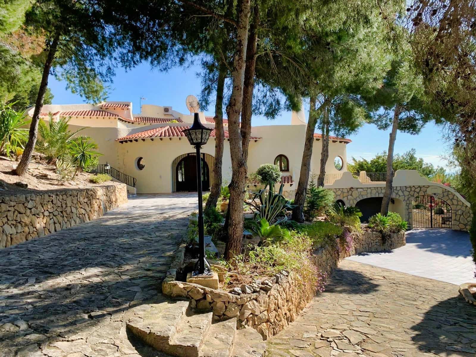 4 bedroom Villa for sale in Altea with pool - € 1,350,000 (Ref: 9459523)