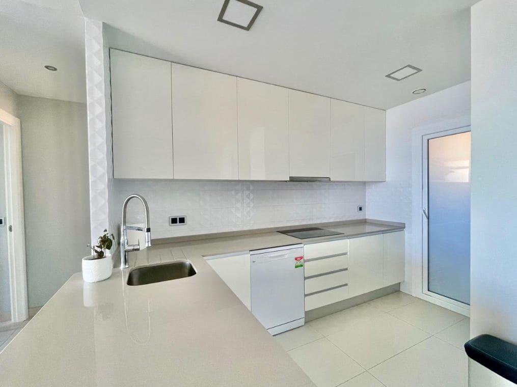 2 bedroom Apartment for sale in Benidorm with pool garage - € 620,000 (Ref: 9459540)