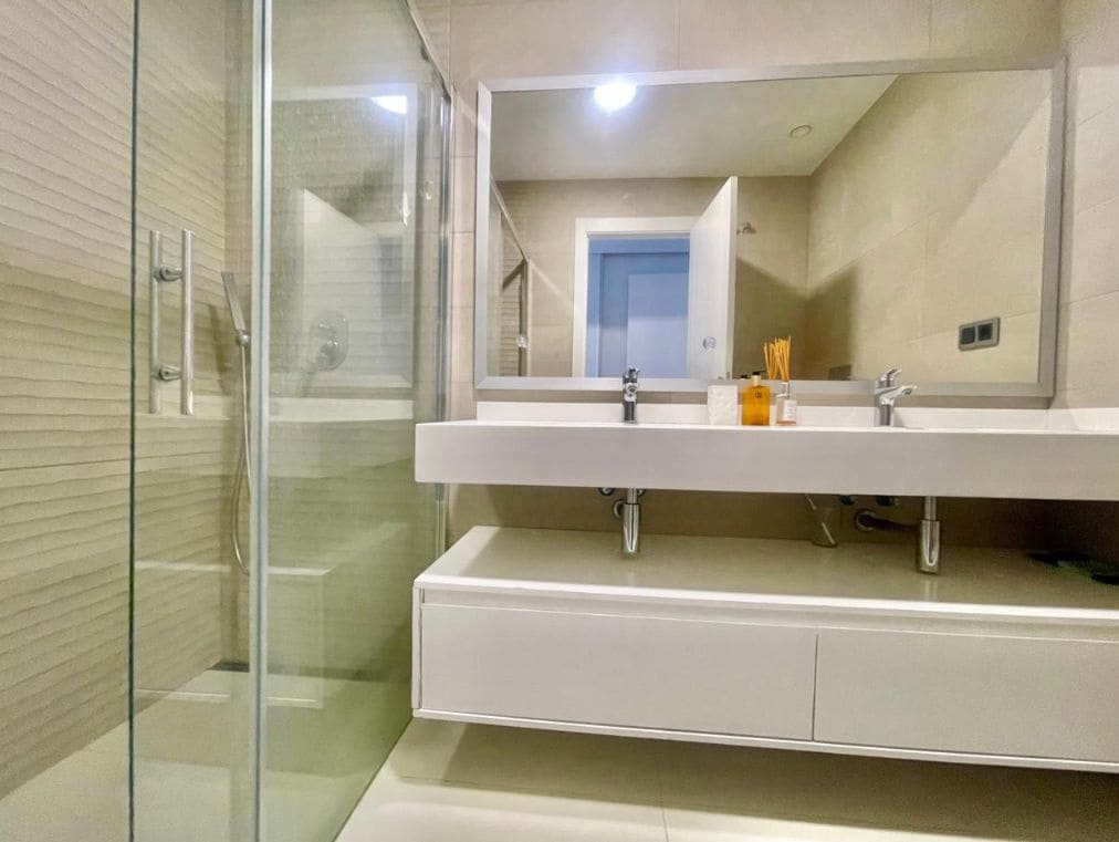 2 bedroom Apartment for sale in Benidorm with pool garage - € 620,000 (Ref: 9459540)