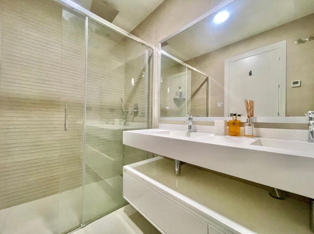 2 bedroom Apartment for sale in Benidorm with pool garage - € 620,000 (Ref: 9459540)