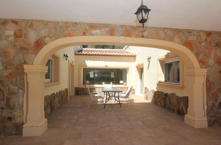 4 bedroom Villa for sale in Calpe / Calp with pool garage - € 670,000 (Ref: 9459576)