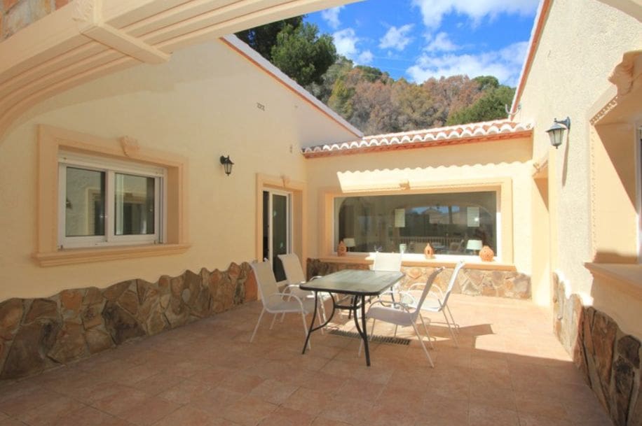 4 bedroom Villa for sale in Calpe / Calp with pool garage - € 670,000 (Ref: 9459576)