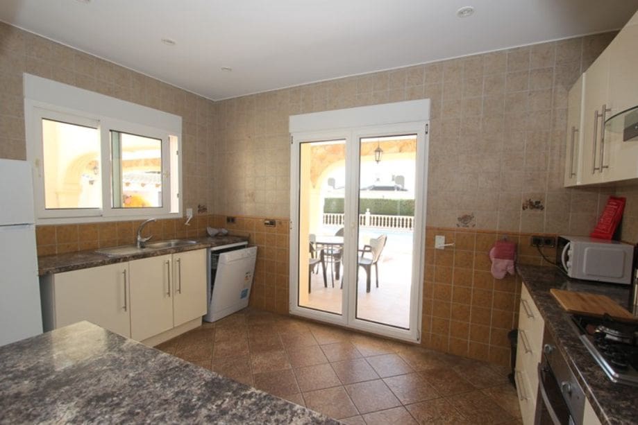 4 bedroom Villa for sale in Calpe / Calp with pool garage - € 670,000 (Ref: 9459576)