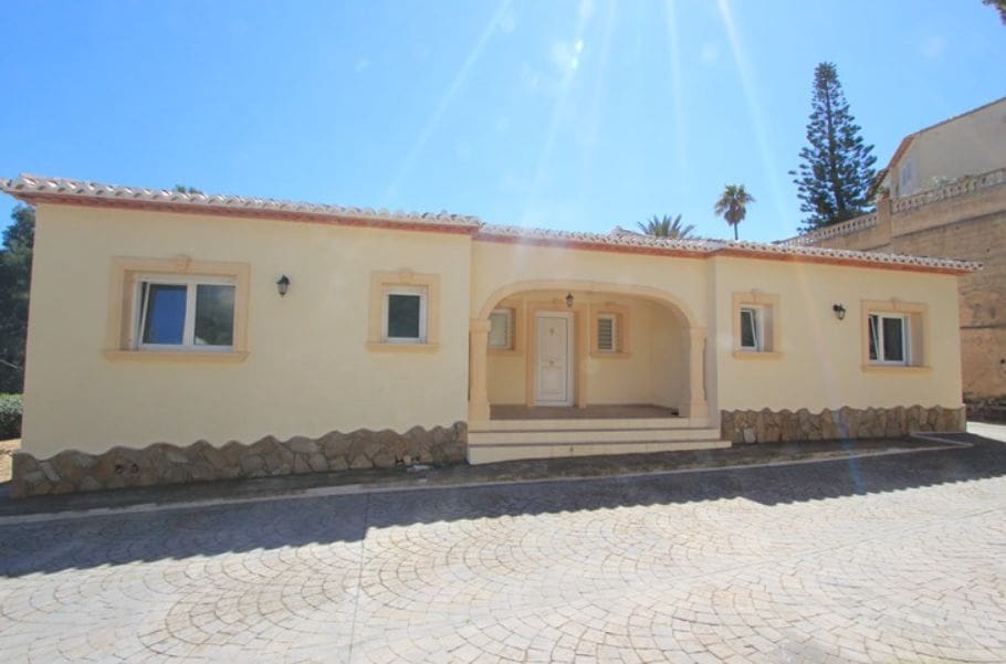 4 bedroom Villa for sale in Calpe / Calp with pool garage - € 670,000 (Ref: 9459576)