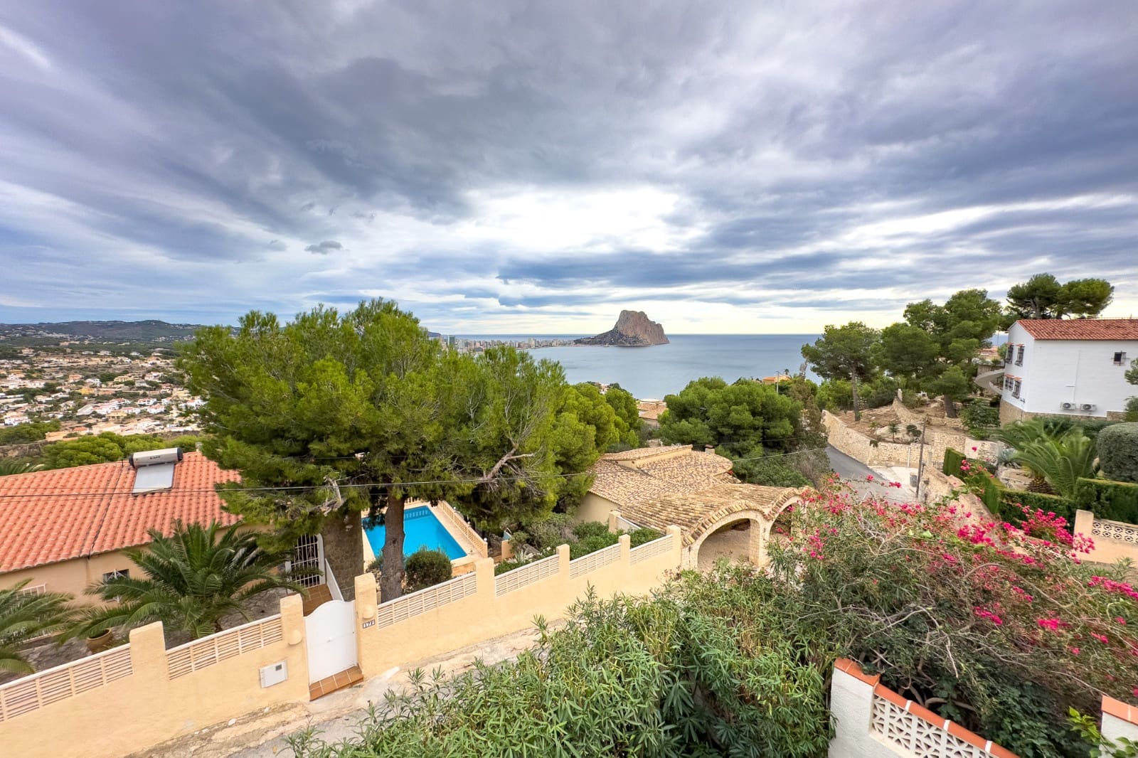 5 bedroom Villa for sale in Calpe / Calp with pool garage - € 680,000 (Ref: 9459578)