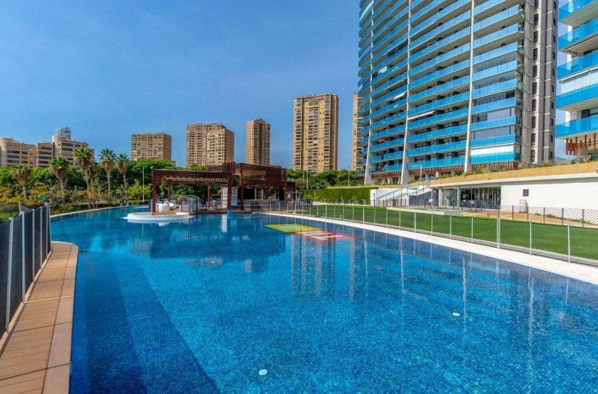 2 sypialnia Apartament na sprzedaż w Benidorm z basenem garażem - 600 000 € (Ref: 9487250)