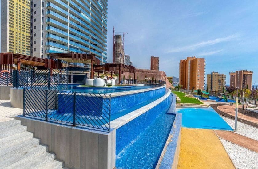 2 sypialnia Apartament na sprzedaż w Benidorm z basenem garażem - 600 000 € (Ref: 9487250)