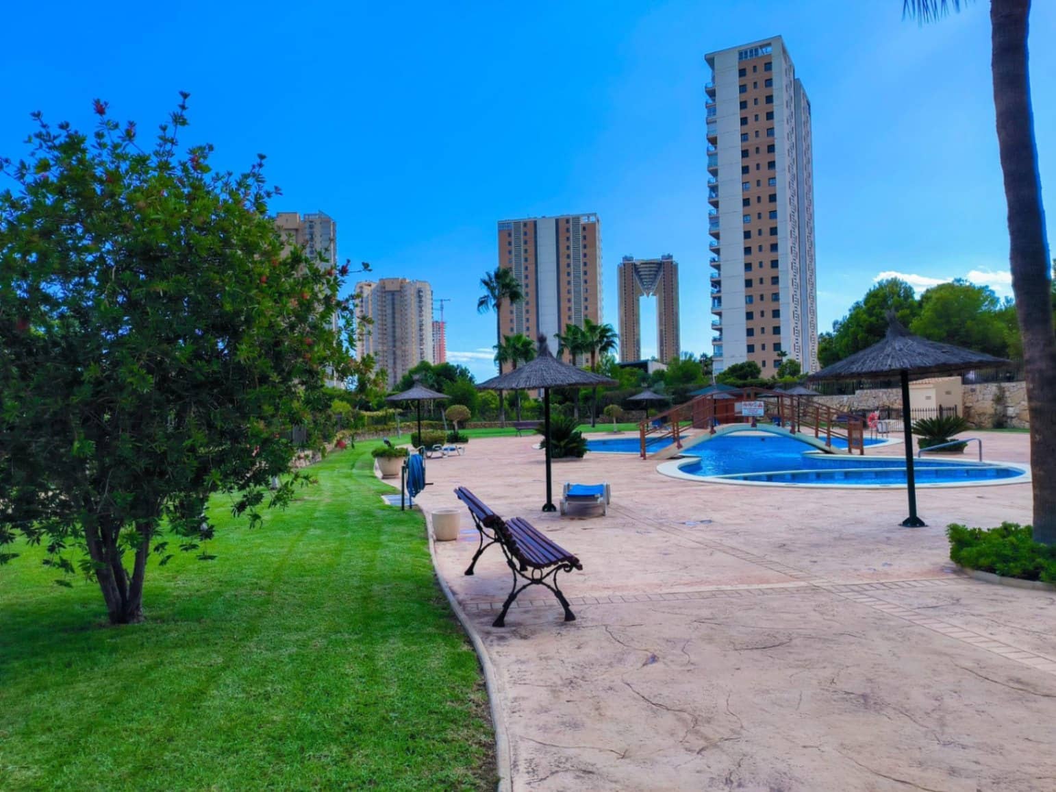 1 sovrum Lägenhet till salu i Benidorm med pool - 205 000 € (Ref: 9504695)