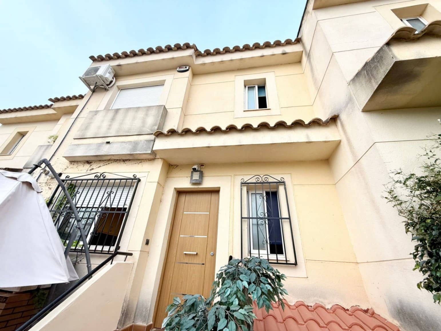 3 makuuhuone Rivitalo myytävänä paikassa Polop mukana uima-altaan 
autotalli - 239 000 € (Ref: 9521907)