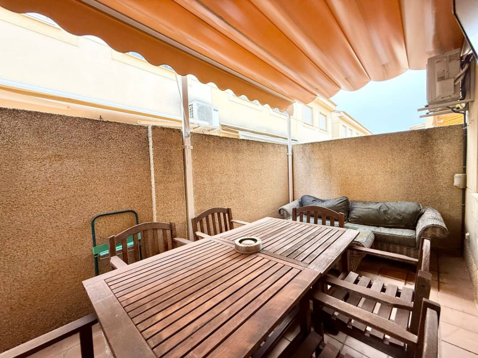 3 makuuhuone Rivitalo myytävänä paikassa Polop mukana uima-altaan 
autotalli - 239 000 € (Ref: 9521907)