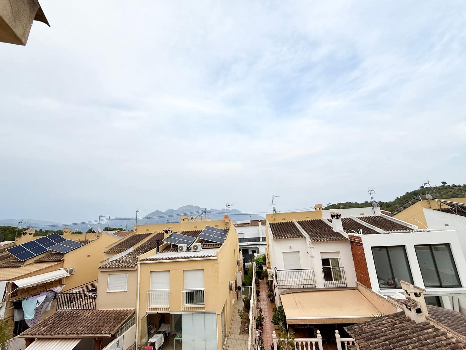 3 makuuhuone Rivitalo myytävänä paikassa Polop mukana uima-altaan 
autotalli - 239 000 € (Ref: 9521907)