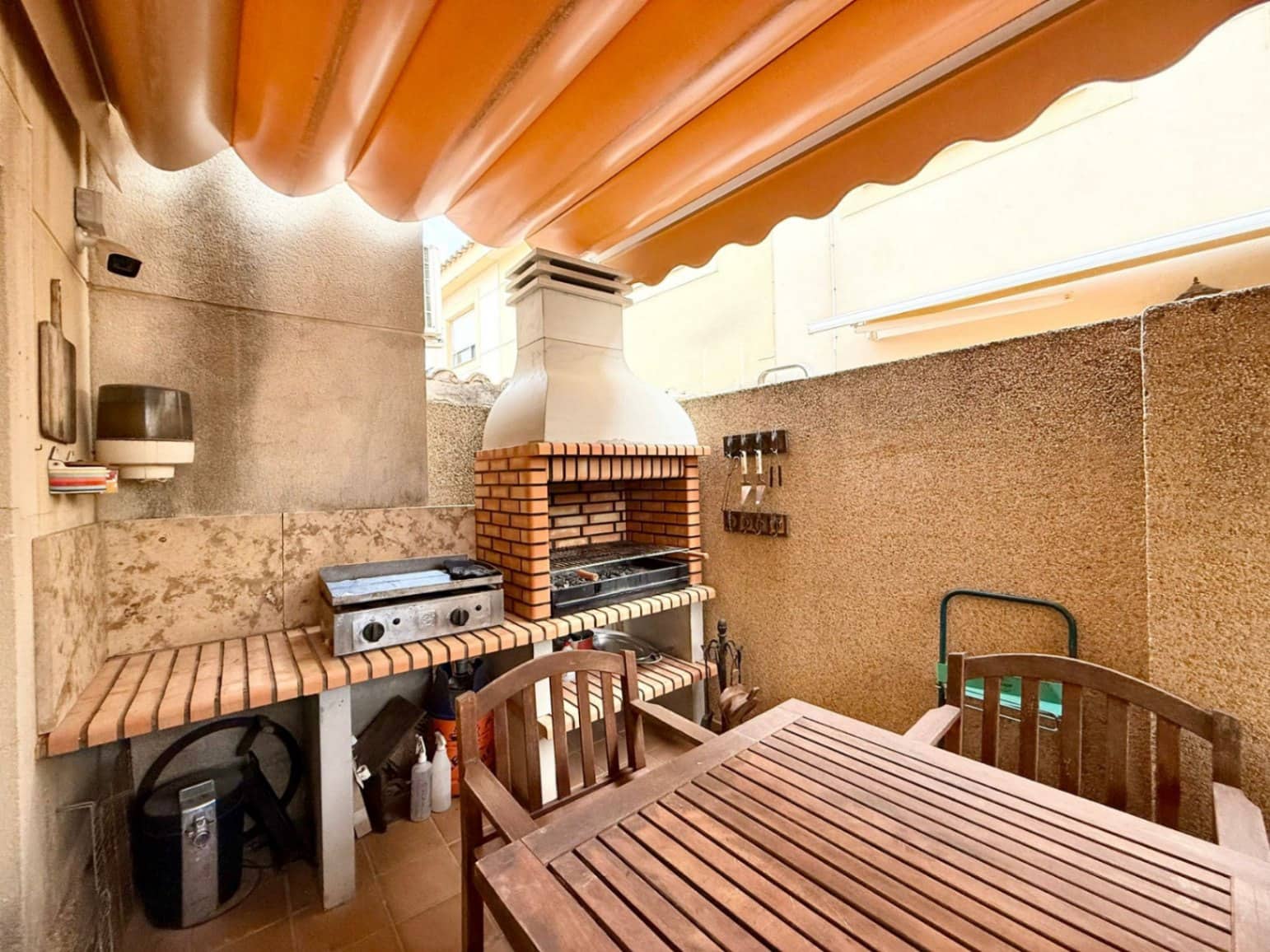 3 makuuhuone Rivitalo myytävänä paikassa Polop mukana uima-altaan 
autotalli - 239 000 € (Ref: 9521907)