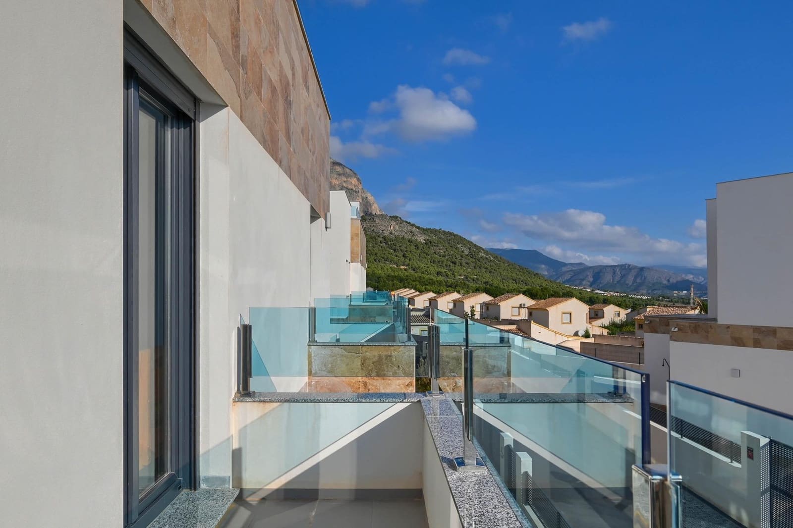 3 bedroom Villa for sale in Polop with pool garage - € 335,000 (Ref: 9524655)