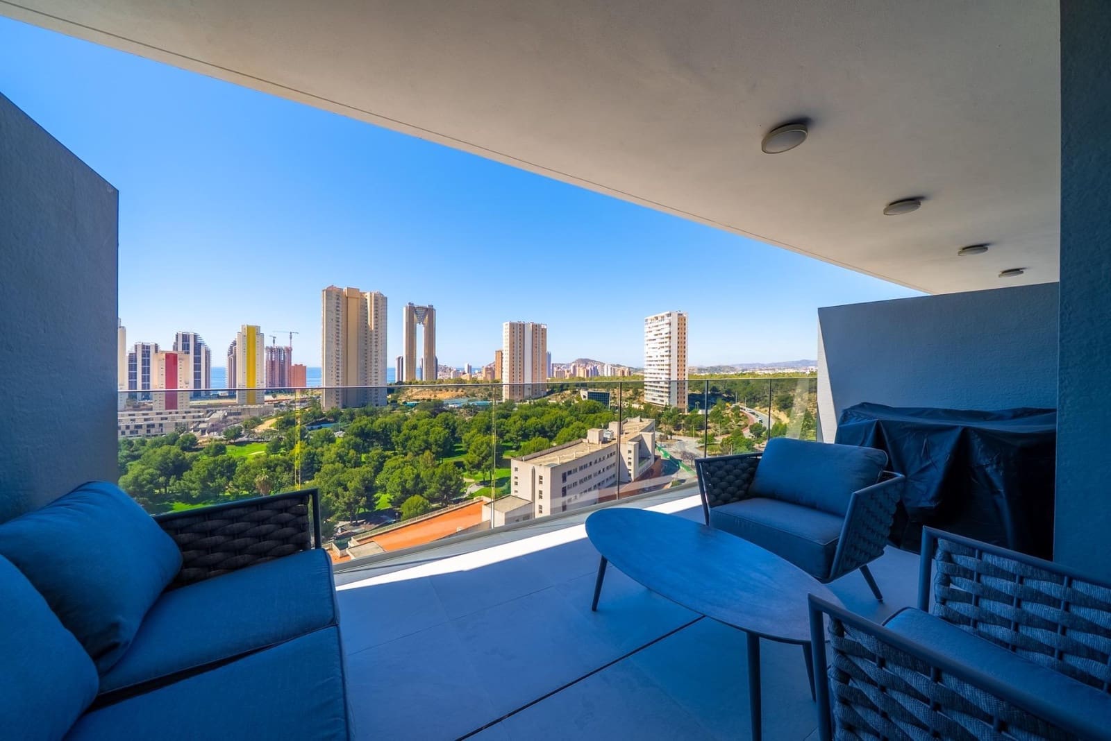 2 bedroom Apartment for sale in Benidorm with pool garage - € 433,000 (Ref: 9588353)