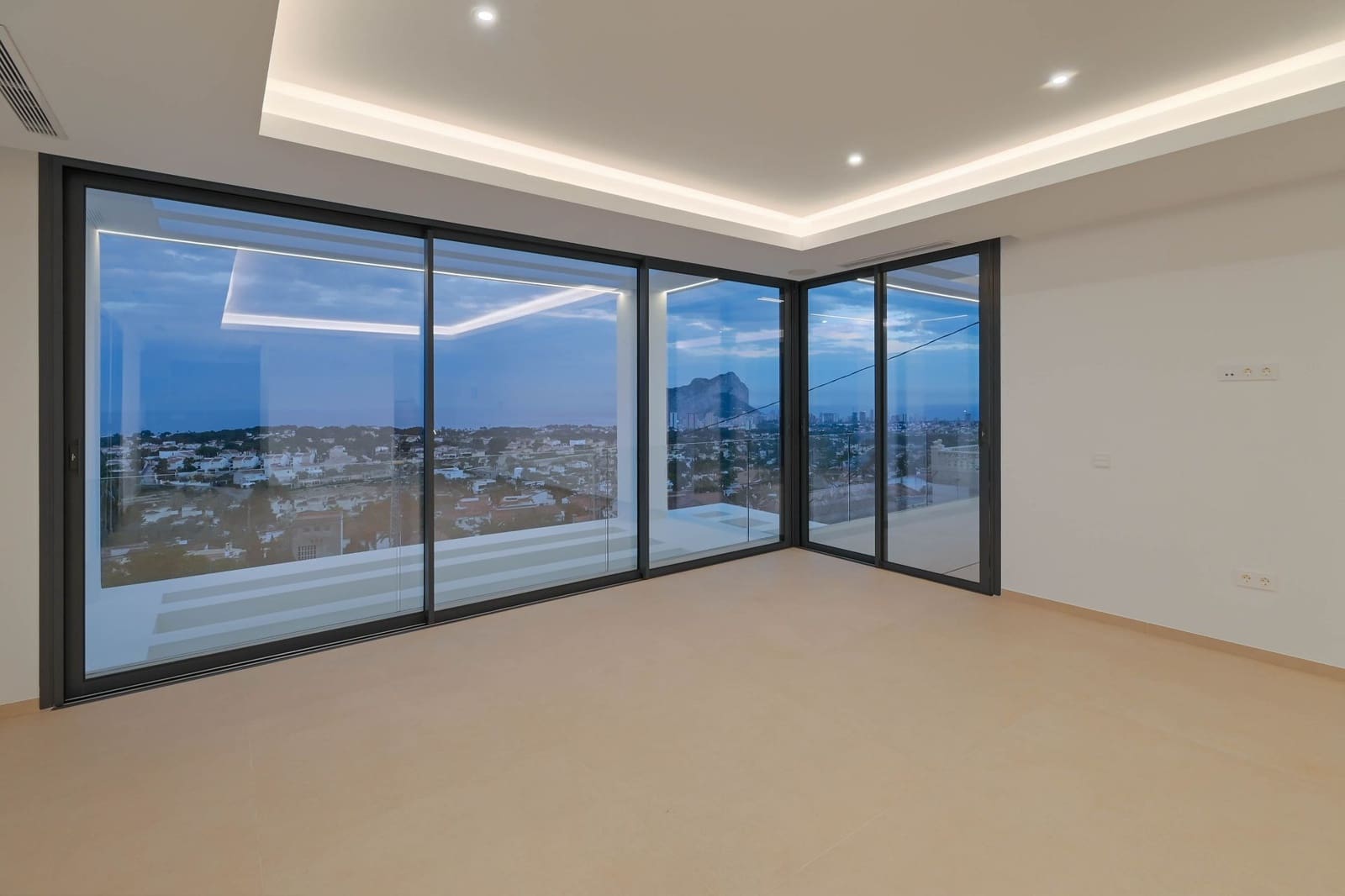 3 bedroom Villa for sale in Calpe / Calp - € 1,985,000 (Ref: 7990781)