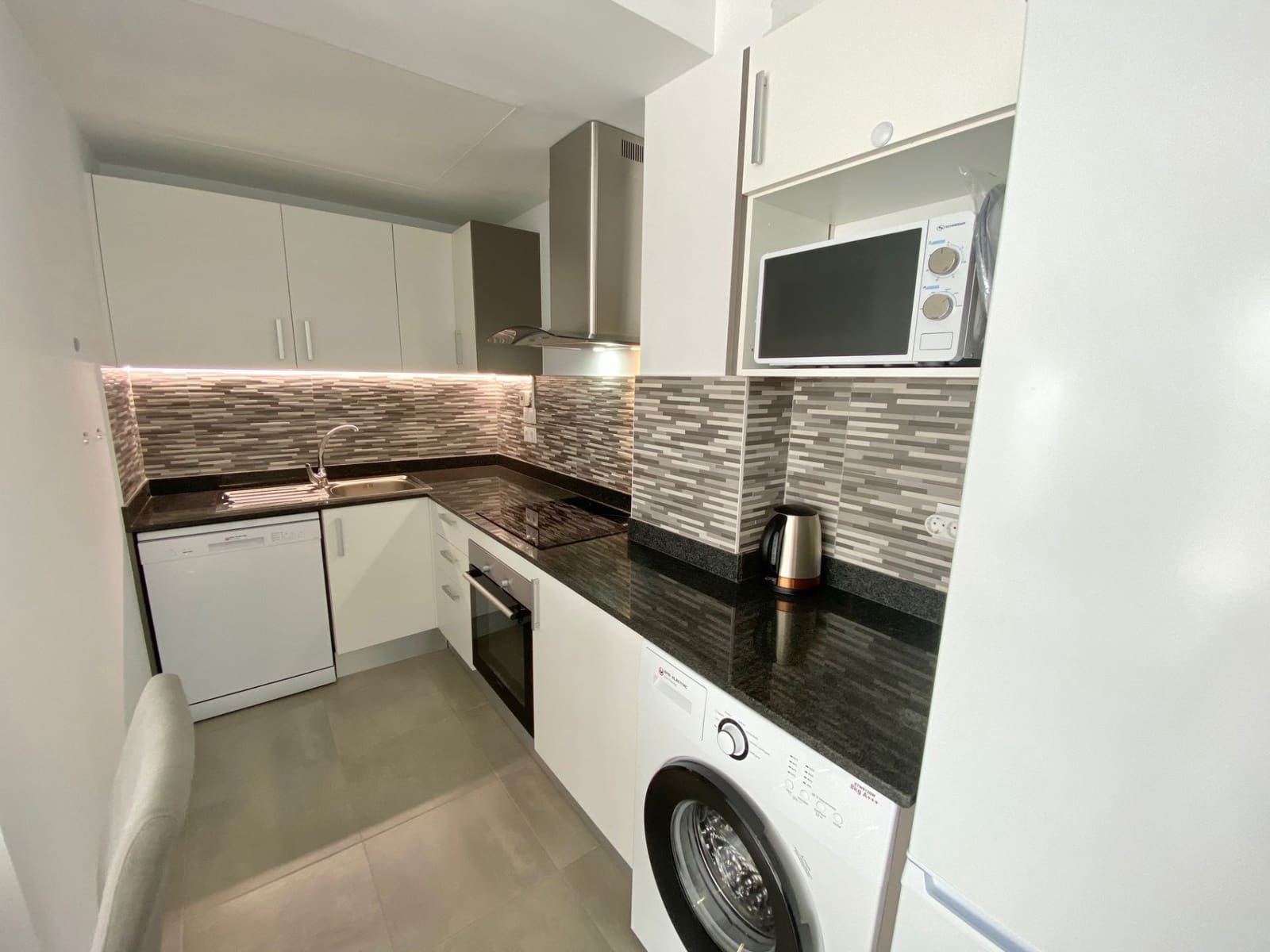 Appartement de 2 chambres à louer à Calpe / Calp avec piscine garage - 1 500 € (Ref: 8445292)