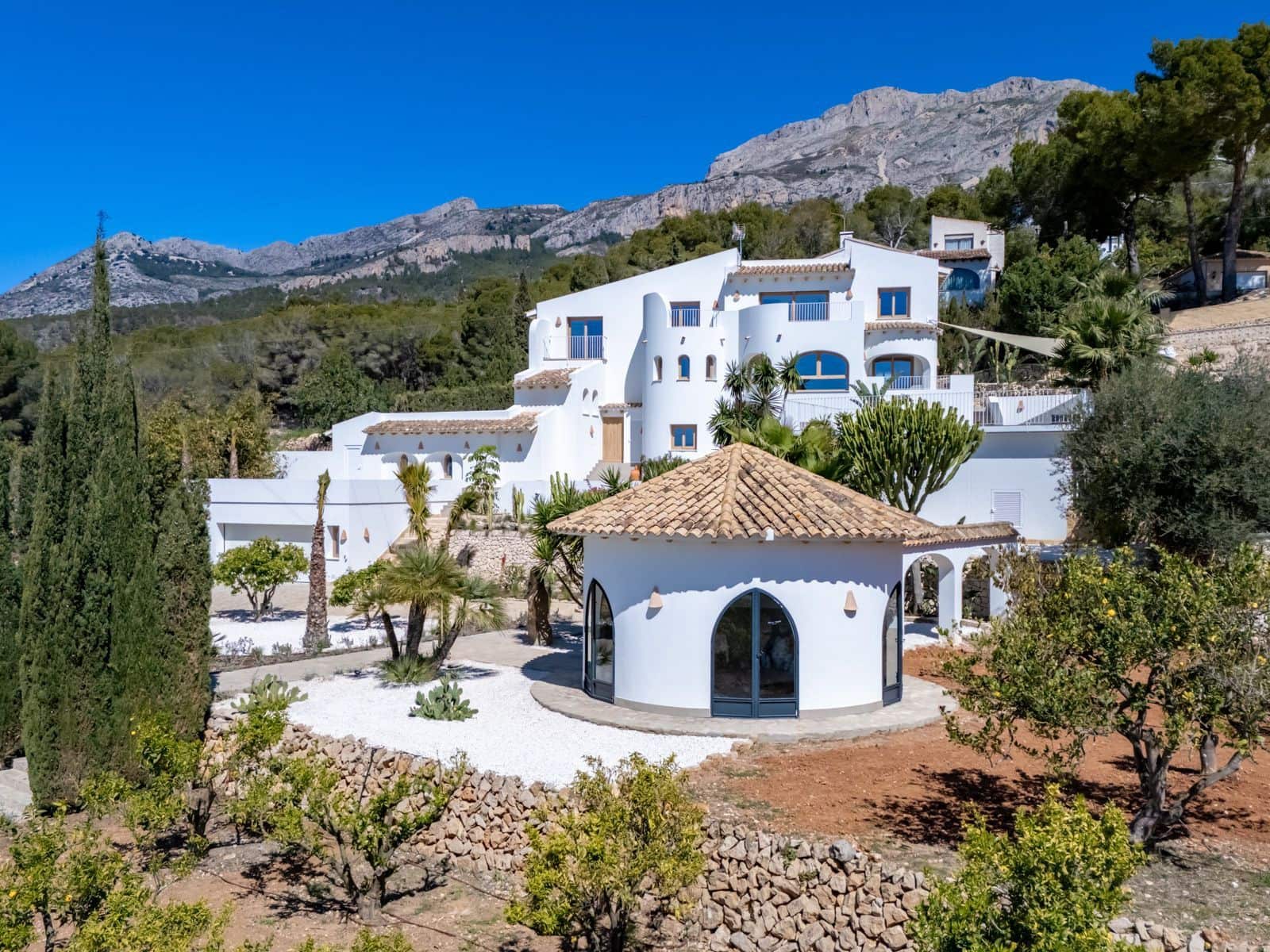 5 bedroom Villa for sale in Altea - € 1,495,000 (Ref: 8914863)