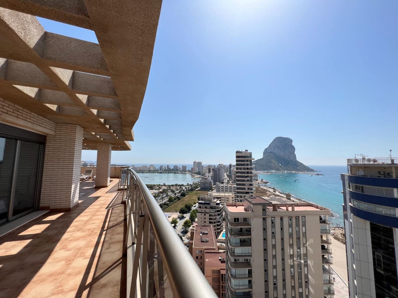 3 soveværelse Penthouse til leje i Calpe / Calp med swimmingpool garage - € 2.000 (Ref: 9036384)