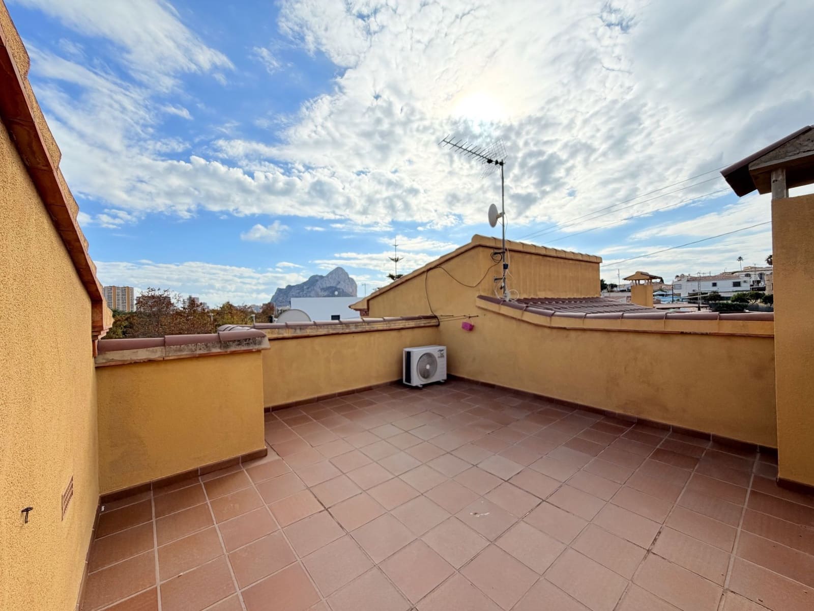 3 soverom Villa til leie i Calpe / Calp med svømmebasseng garasje - € 1 300 (Ref: 9455830)