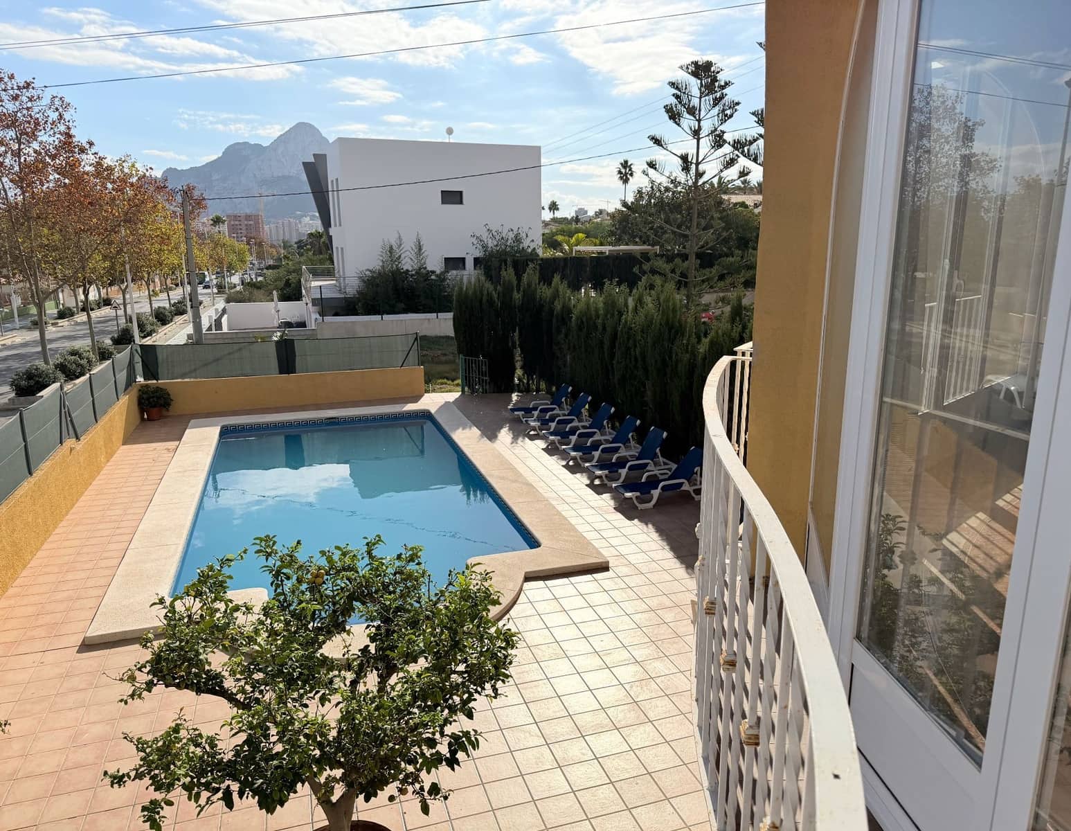 3 soverom Villa til leie i Calpe / Calp med svømmebasseng garasje - € 1 300 (Ref: 9455830)