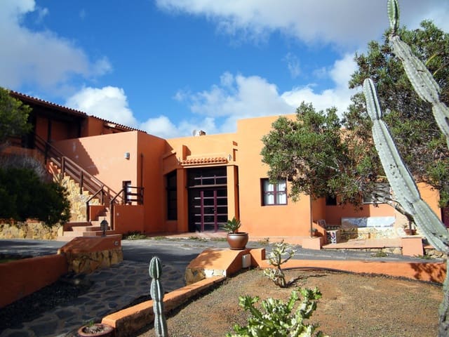 16 bedroom Finca/Country House for sale in Betancuria with pool garage - € 2,950,000 (Ref: 3835453)