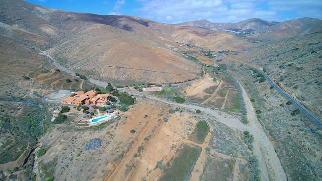 16 bedroom Finca/Country House for sale in Betancuria with pool garage - € 2,950,000 (Ref: 3835453)