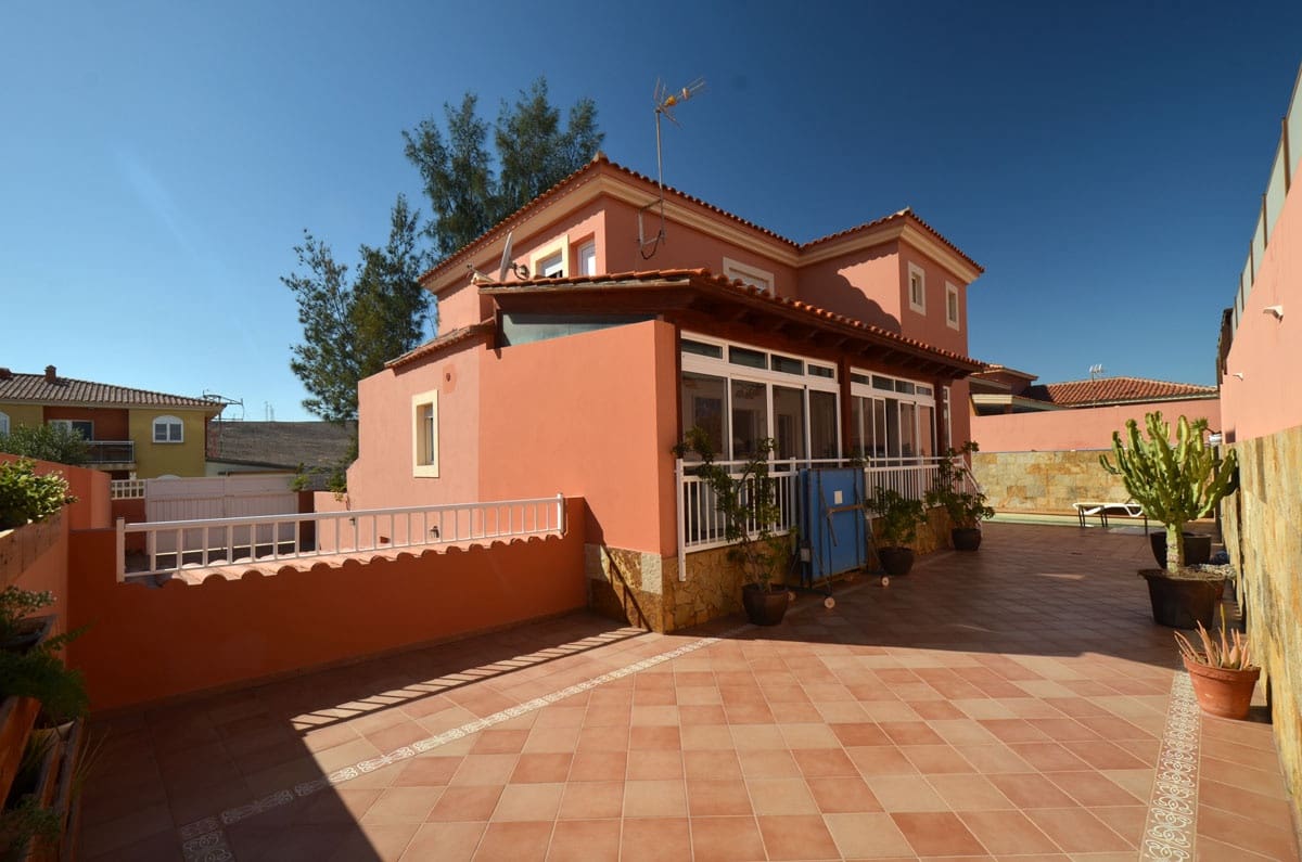 6 soveværelse Villa til salg i Puerto del Rosario med swimmingpool garage - € 590.000 (Ref: 5899498)