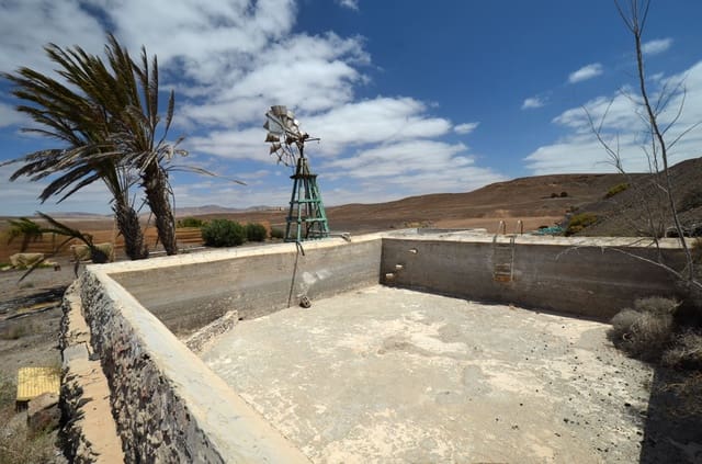 6 bedroom Finca/Country House for sale in Gran Tarajal, Tuineje with garage - € 950,000 (Ref: 6977656)