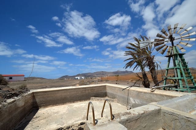 6 bedroom Finca/Country House for sale in Gran Tarajal, Tuineje with garage - € 950,000 (Ref: 6977656)