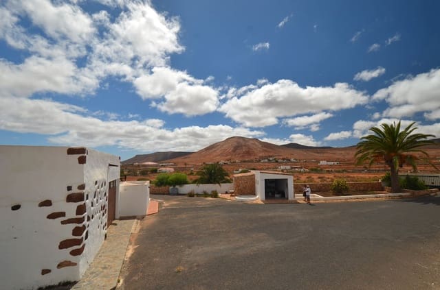 5 bedroom Finca/Country House for sale in Tetir, Puerto del Rosario with pool garage - € 1,260,000 (Ref: 7819515)